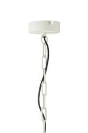 Nahaufnahme einer weißen Hängeleuchte mit Kettenaufhängung und schwarzem Kabel, von unten betrachtet.