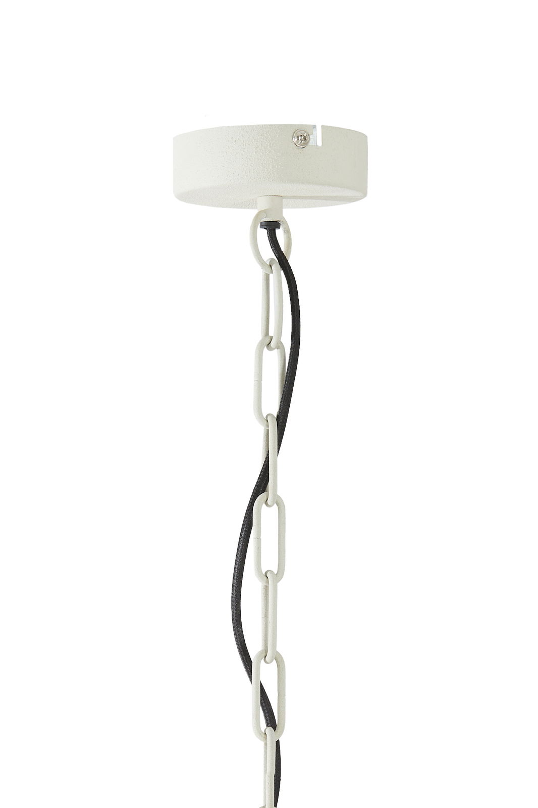 Nahaufnahme einer weißen Hängeleuchte mit Kettenaufhängung und schwarzem Kabel, von unten betrachtet.