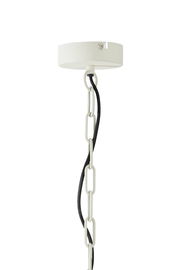 Nahaufnahme einer weißen Hängeleuchte mit Kettenaufhängung und schwarzem Kabel, von unten betrachtet.