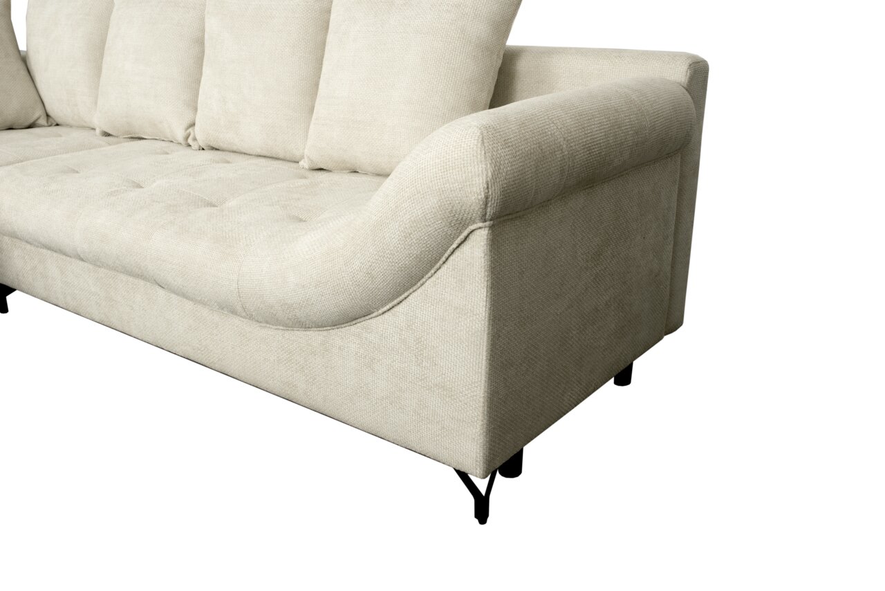 Beige Ecksofa mit Ottomane links, Nahaufnahme von der Seite mit sichtbaren Kissen und Armlehne.