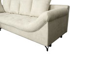 Beige Ecksofa mit Ottomane links, Nahaufnahme von der Seite mit sichtbaren Kissen und Armlehne.