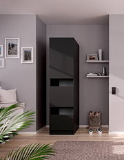 Schmaler, hoher Schuhschrank in Schwarz mit drei Klappfächern und glänzenden Fronten, in einem modernen Flur platziert; Perspektive: frontale Ansicht mit leichter Schrägsicht von links.
