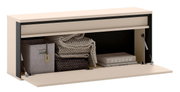 Beige opbergkast met neerklapbare klepdeur en gasveren, open vak met opgevouwen plaids, opbergbox en boek, weergegeven in schuin vooraanzicht (driekwartperspectief) op witte achtergrond
