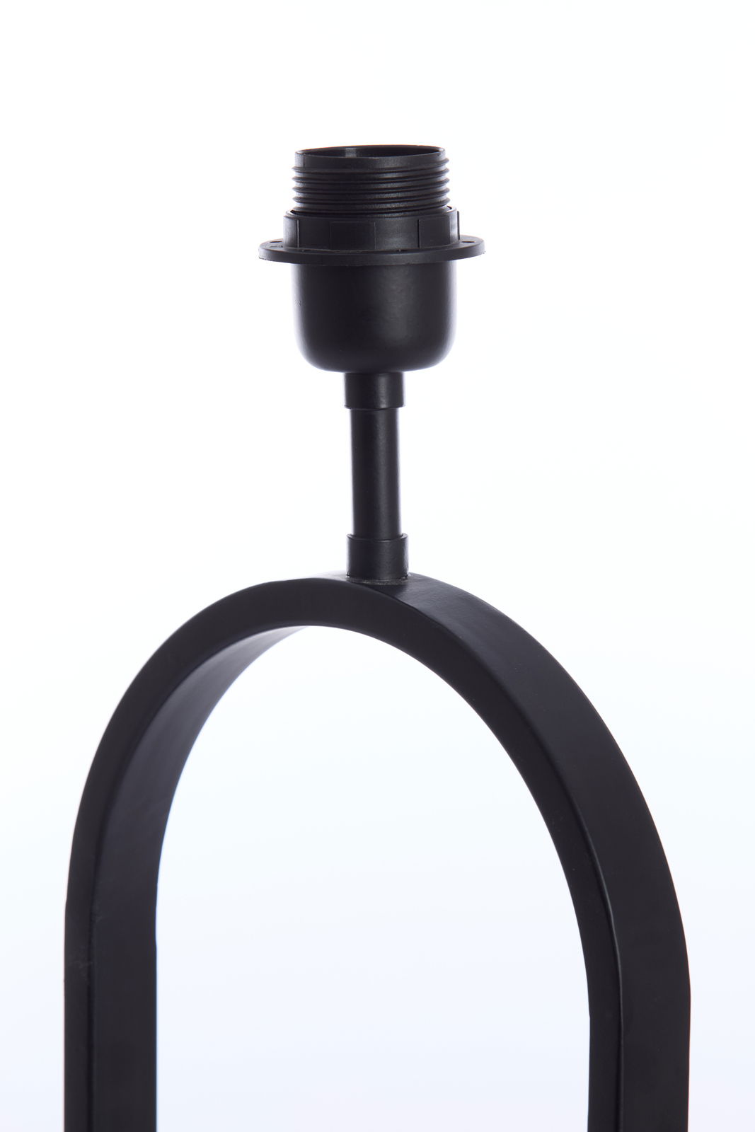 Nahaufnahme eines schwarzen Lampenfußes mit rundem Design, seitliche Perspektive.
