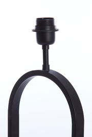 Nahaufnahme eines schwarzen Lampenfußes mit rundem Design, seitliche Perspektive.