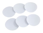 Sechs runde, weiße Anti-Rutschsticker aus der Vogelperspektive.