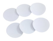 Sechs runde, weiße Anti-Rutschsticker aus der Vogelperspektive.