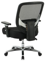 Rückansicht eines Chefsessels mit Netzrückenlehne und verstellbaren Armlehnen, auf einem verchromten Drehfuß mit Rollen.