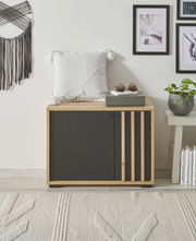 Garderobenbank aus Holz mit schwarzer Front, dekoriert mit einem weißen Kissen und Sonnenbrille, seitliche Perspektive