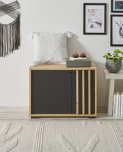 Garderobenbank aus Holz mit schwarzer Front, dekoriert mit einem weißen Kissen und Sonnenbrille, seitliche Perspektive