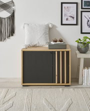 Garderobenbank aus Holz mit schwarzer Front, dekoriert mit einem weißen Kissen und Sonnenbrille, seitliche Perspektive