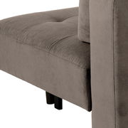 Nahaufnahme eines grauen Funktionssofas mit strukturierter Oberfläche und schwarzen Beinen, seitliche Perspektive.