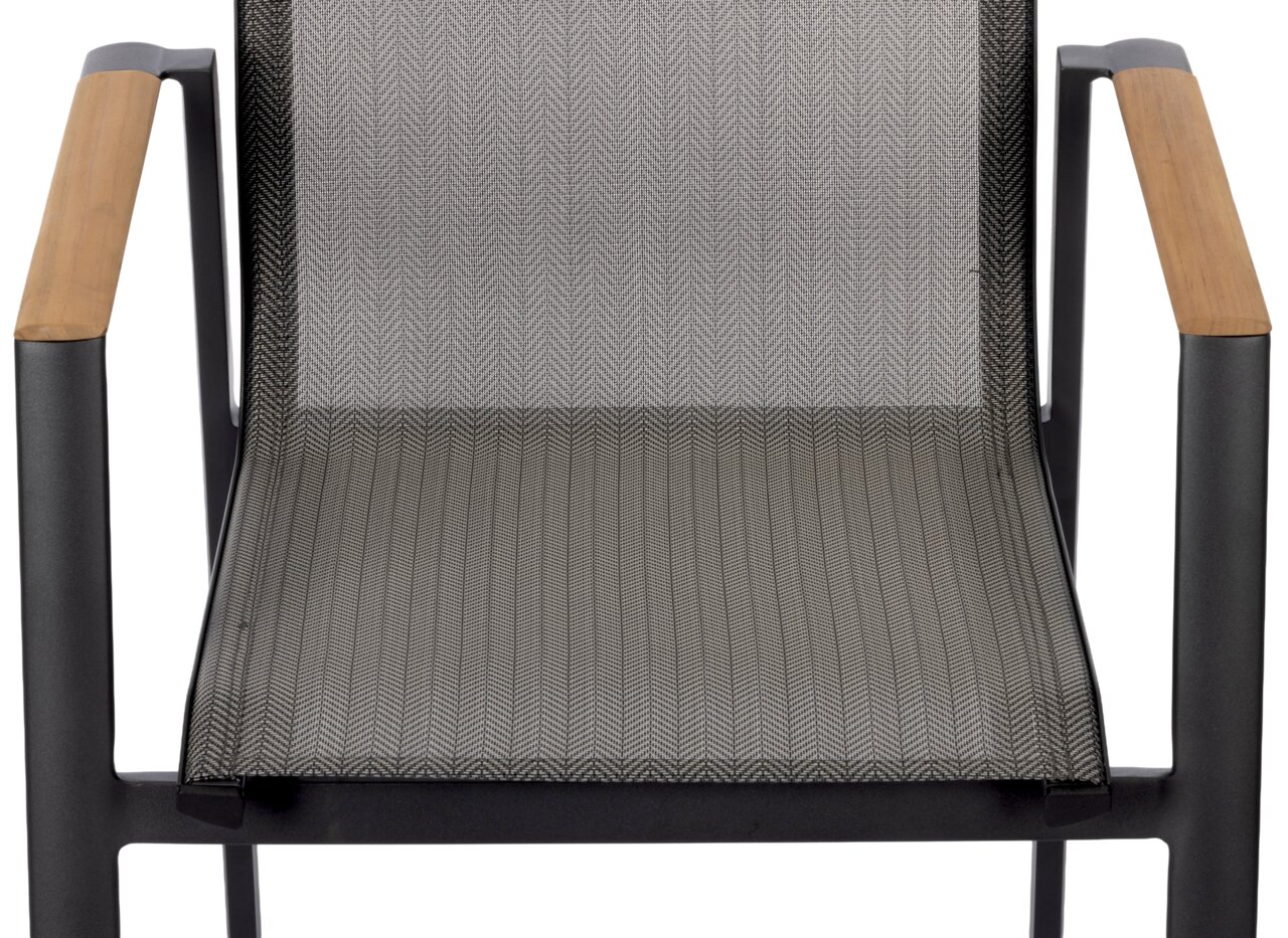 Vorderansicht eines Stapelstuhls mit schwarzem Metallrahmen und Armlehnen aus Holz.