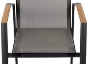 Vorderansicht eines Stapelstuhls mit schwarzem Metallrahmen und Armlehnen aus Holz.