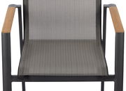 Vorderansicht eines Stapelstuhls mit schwarzem Metallrahmen und Armlehnen aus Holz.