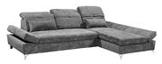 Graues Ecksofa mit verstellbaren Kopfstützen und Armlehnen, Perspektive von vorne rechts