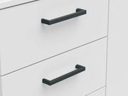 Nahaufnahme von zwei Schubladen einer weißen Kommode mit schwarzen Griffen, seitliche Perspektive