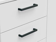 Nahaufnahme von zwei Schubladen einer weißen Kommode mit schwarzen Griffen, seitliche Perspektive