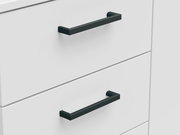 Nahaufnahme von zwei Schubladen einer weißen Kommode mit schwarzen Griffen, seitliche Perspektive
