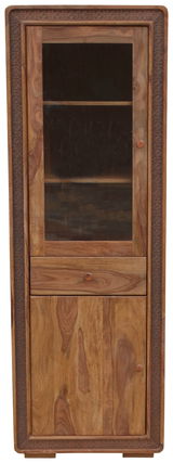 Holzvitrine mit Glastür und Schublade, frontal fotografiert