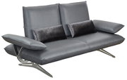 Modernes graues 2,5-Sitzer Sofa mit verstellbaren Armlehnen und eleganten Metallfüßen, seitliche Perspektive