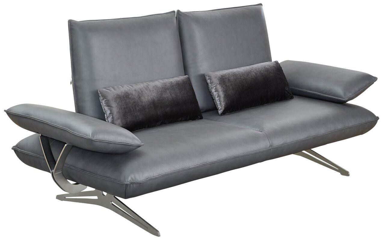Modernes graues 2,5-Sitzer Sofa mit verstellbaren Armlehnen und eleganten Metallfüßen, seitliche Perspektive