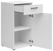 Weiße Kommode mit einer offenen Schublade und einer geöffneten Tür, seitliche Perspektive