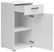 Weiße Kommode mit einer offenen Schublade und einer geöffneten Tür, seitliche Perspektive