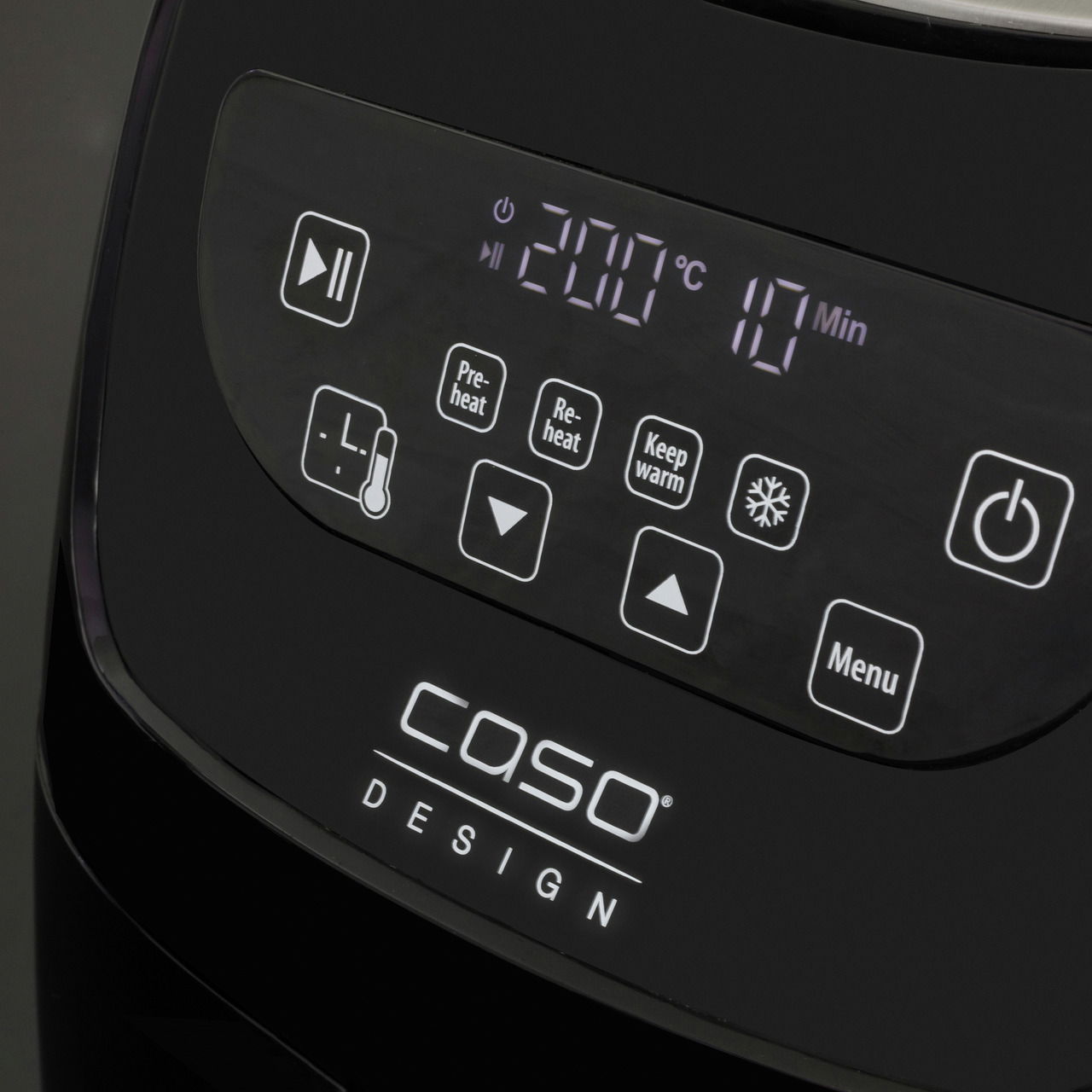 Nahaufnahme der Bedienoberfläche einer Heißluftfritteuse mit digitalem Display und verschiedenen Funktionstasten.