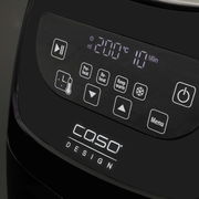 Nahaufnahme der Bedienoberfläche einer Heißluftfritteuse mit digitalem Display und verschiedenen Funktionstasten.