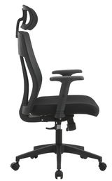 Seitliche Ansicht eines schwarzen Drehstuhls mit Kopfstütze und Armlehnen.