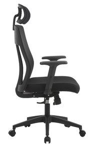 Seitliche Ansicht eines schwarzen Drehstuhls mit Kopfstütze und Armlehnen.