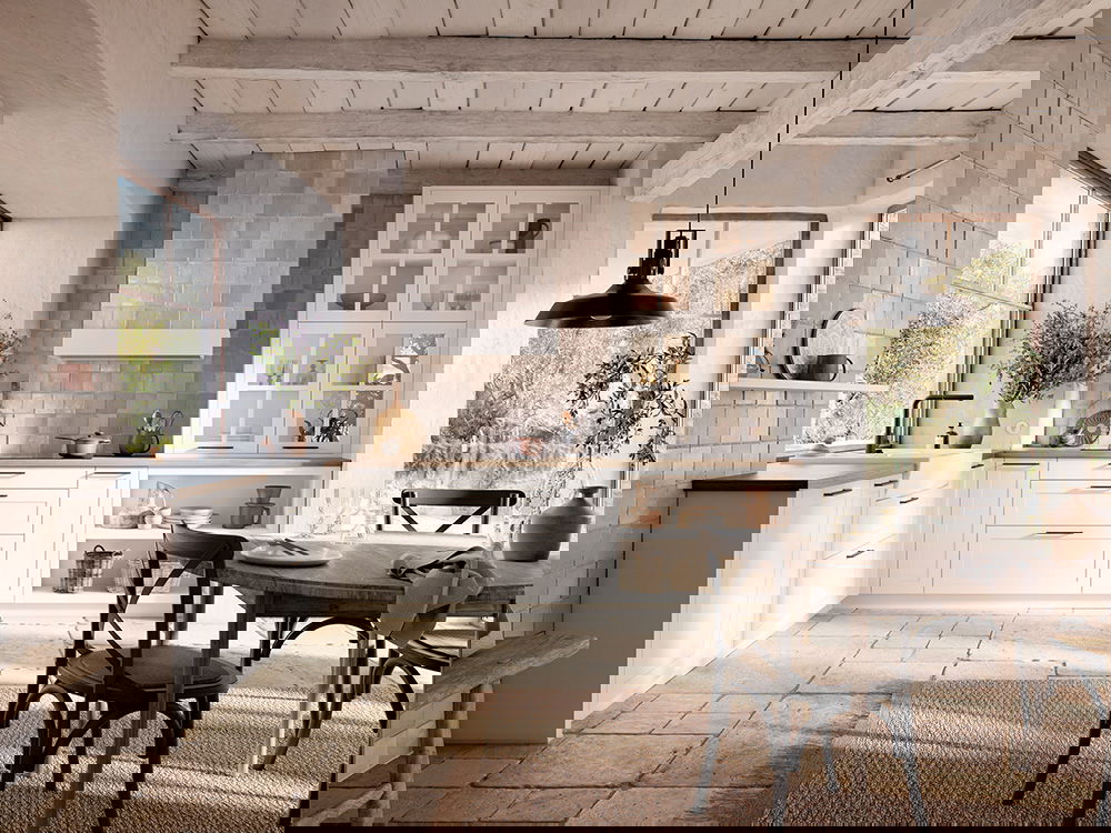 Rustikale Landhausküche in warmen Naturtönen mit Fliesenrückwand, Holzbalken und gemütlichem Essbereich.