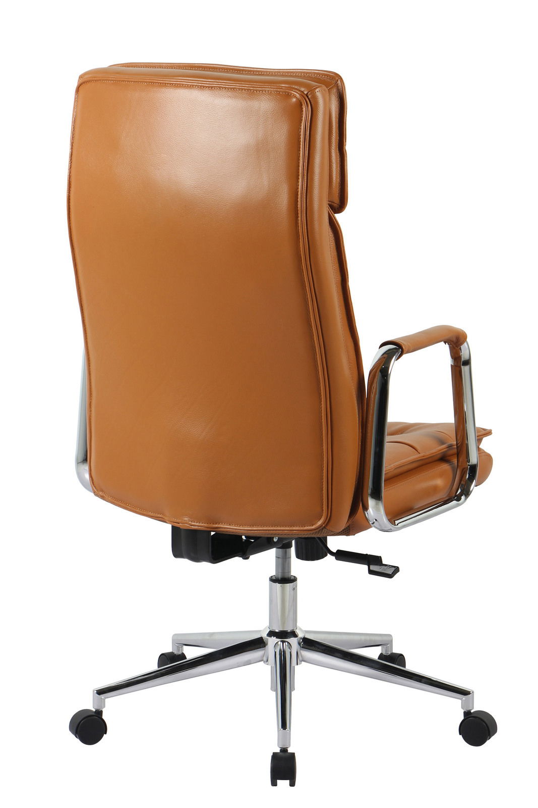 Rückansicht eines braunen Chefsessels mit verchromten Armlehnen und Rollen.
