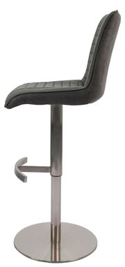 Moderner Barstuhl in Seitenansicht mit gepolstertem Sitz und Rückenlehne in dunklem Stoff, verchromtem Standfuß und Fußstütze.