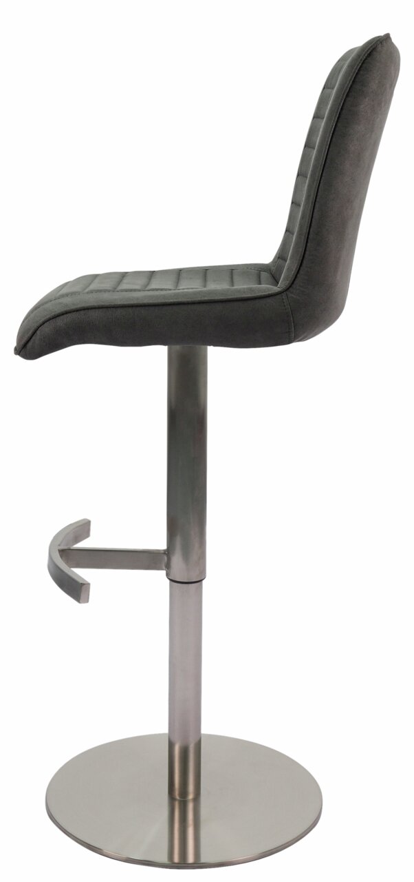 Moderner Barstuhl in Seitenansicht mit gepolstertem Sitz und Rückenlehne in dunklem Stoff, verchromtem Standfuß und Fußstütze.