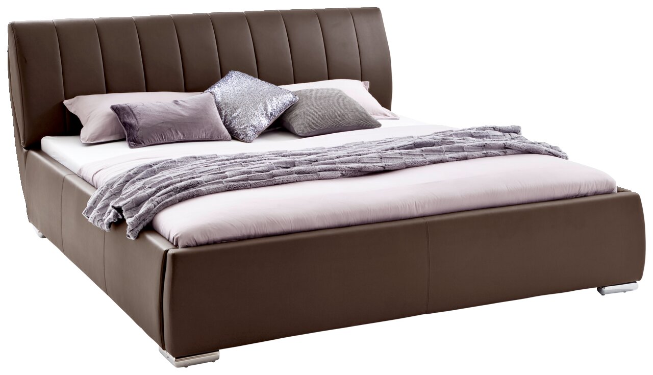 Polsterbett in braunem Leder mit hohem Kopfteil, dekoriert mit Kissen und Decke, seitliche Perspektive