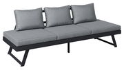 Graues Lounge-Sofa mit drei Kissen, seitliche Perspektive