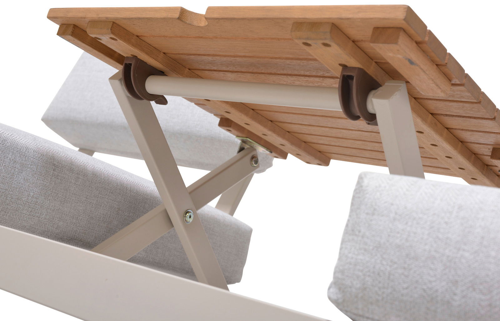 Nahaufnahme einer Lounge-Kombination mit Holzlatten und beigem Metallrahmen, von unten betrachtet.
