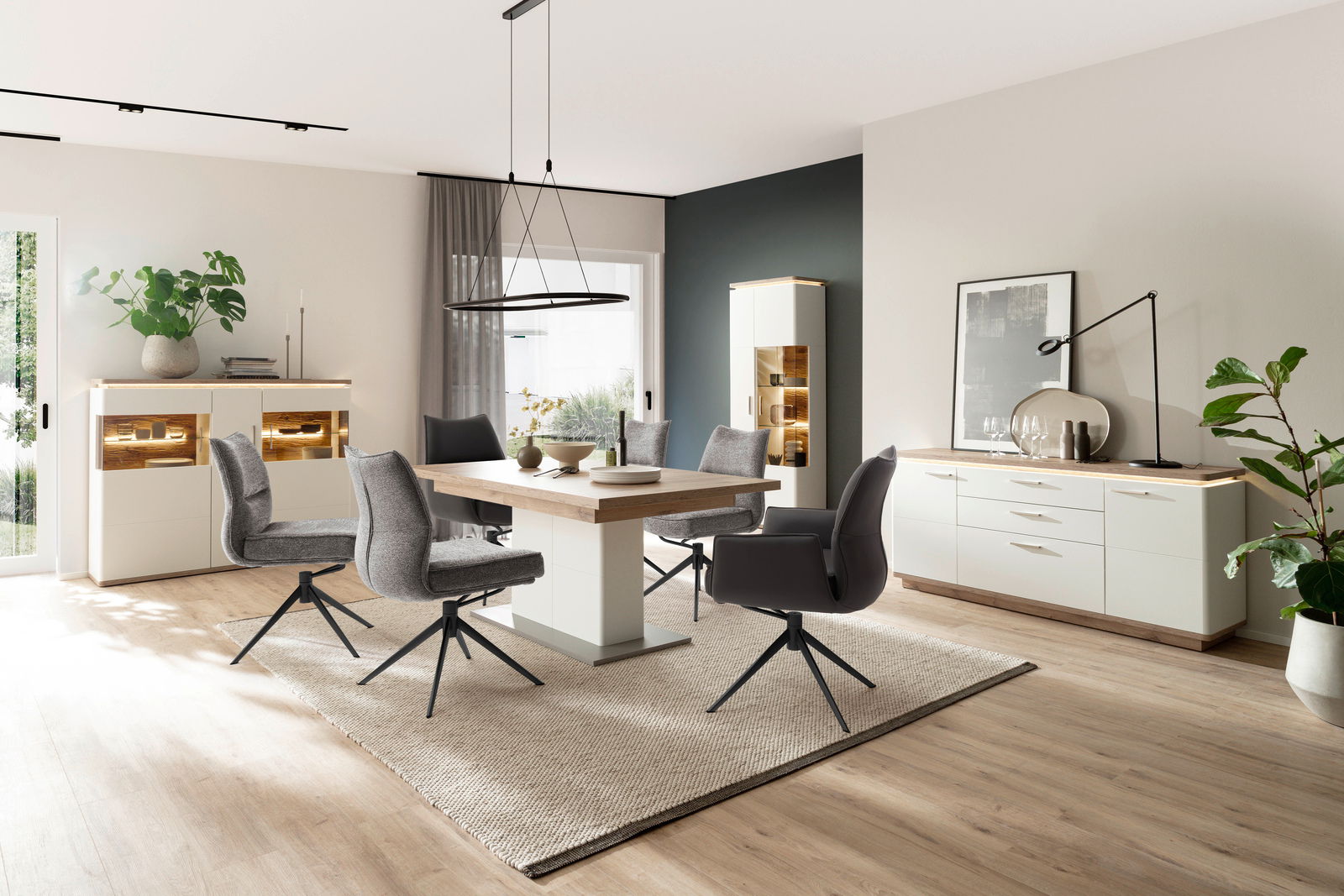 Moderne Esszimmer-Einrichtung mit Esstisch, Stühlen und Sideboard in einem hellen Raum, seitliche Perspektive.