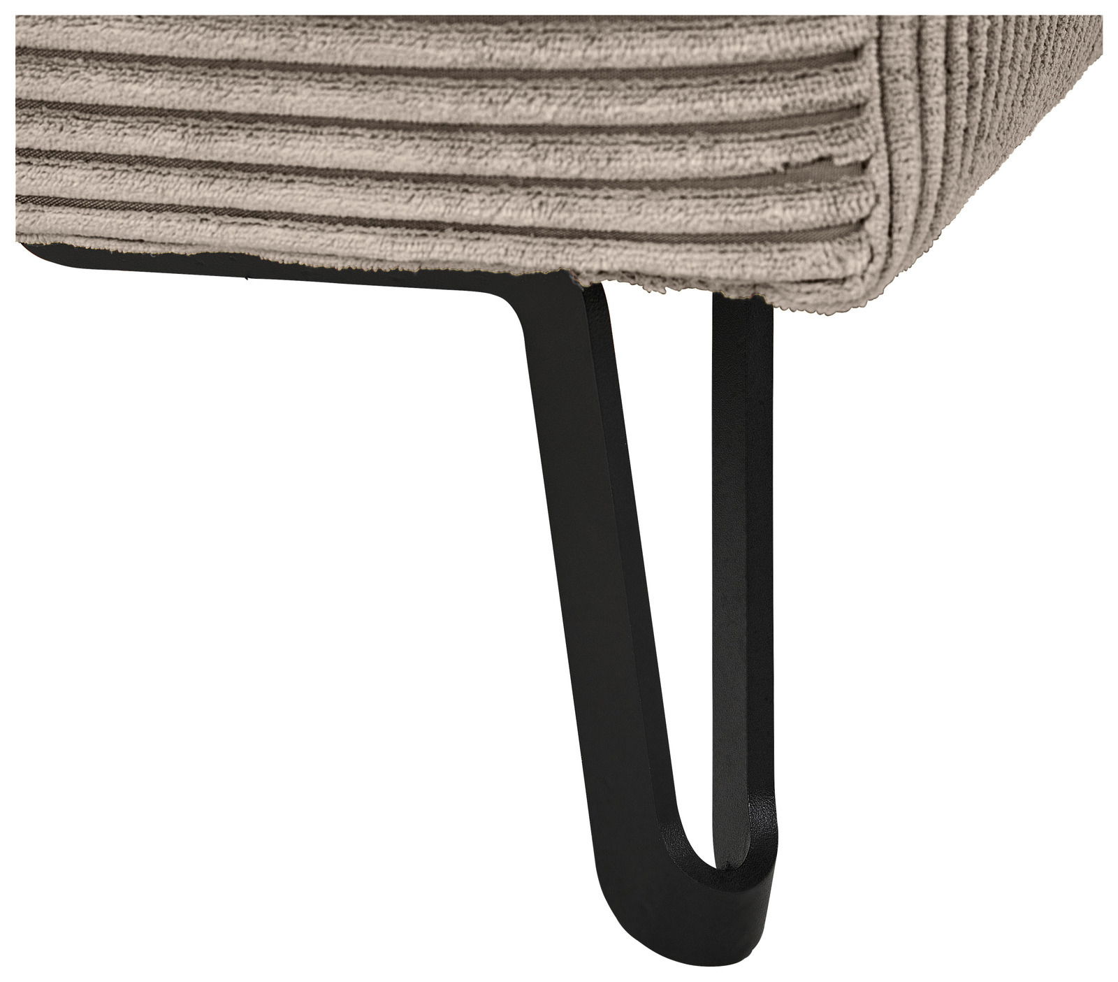 Nahaufnahme eines Sofabeins mit schwarzem Metallgestell und beige geripptem Stoffbezug, Perspektive von unten.