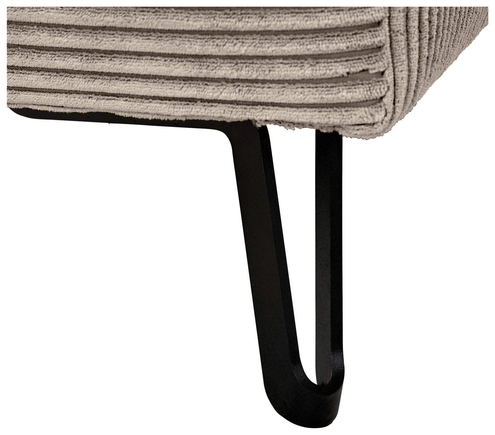 Nahaufnahme eines Sofabeins mit schwarzem Metallgestell und beige geripptem Stoffbezug, Perspektive von unten.