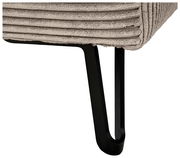 Nahaufnahme eines Sofabeins mit schwarzem Metallgestell und beige geripptem Stoffbezug, Perspektive von unten.