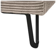 Nahaufnahme eines Sofabeins mit schwarzem Metallgestell und beige geripptem Stoffbezug, Perspektive von unten.