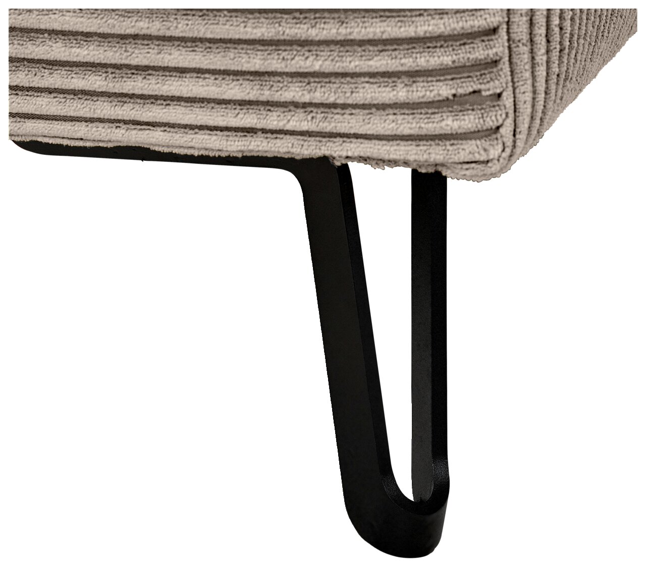 Close-up van een bankpoot met een zwart metalen frame en een beige geribbelde stoffen bekleding, gezien van onderaf.