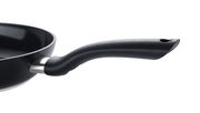Nahaufnahme einer schwarzen Pfanne mit ergonomischem Griff, seitliche Perspektive