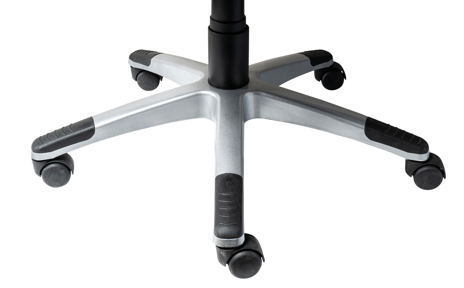 Nahaufnahme der Basis eines Chefsessels mit fünf Rollen, silberfarben mit schwarzen Akzenten, aus der Vogelperspektive.