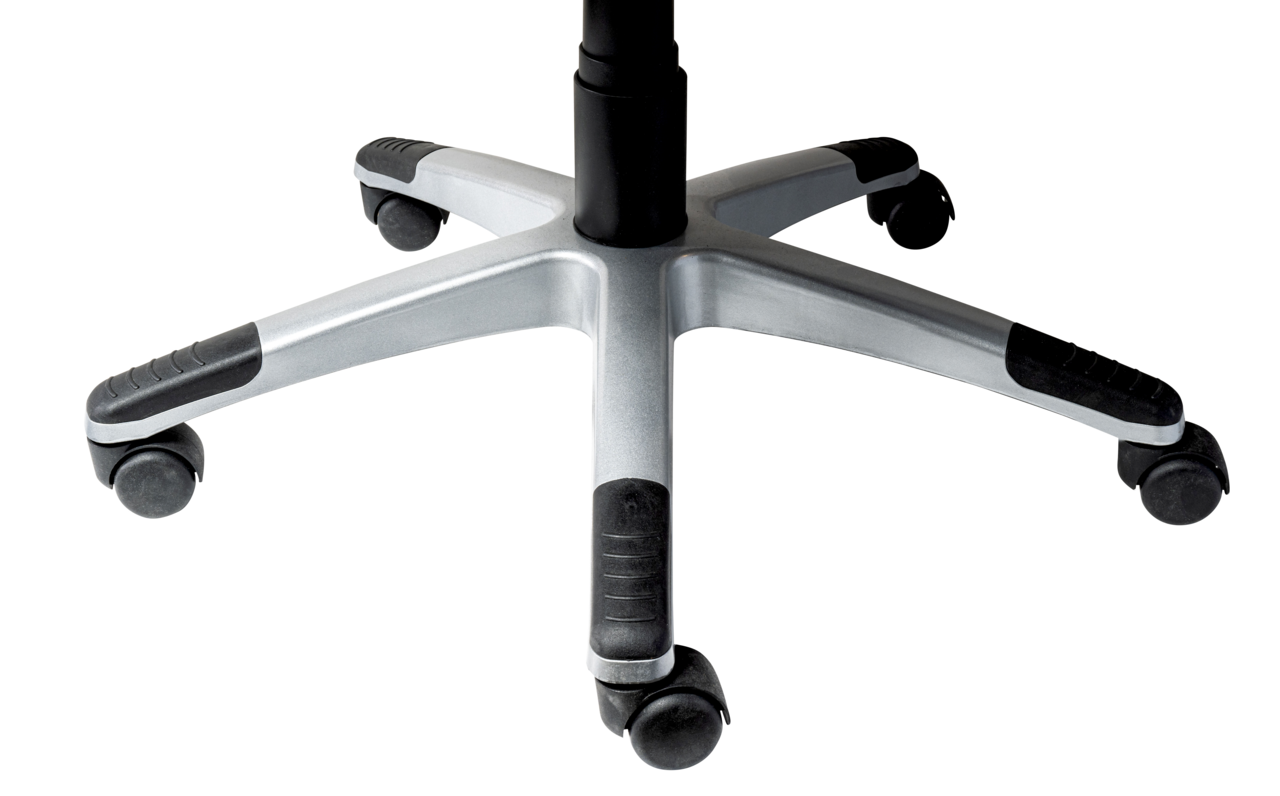 Nahaufnahme der Basis eines Chefsessels mit fünf Rollen, silberfarben mit schwarzen Akzenten, aus der Vogelperspektive.