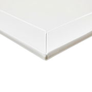 Nahaufnahme eines weißen Wandboards mit glatter Oberfläche und abgerundeten Kanten, perspektivisch von der Ecke aufgenommen.