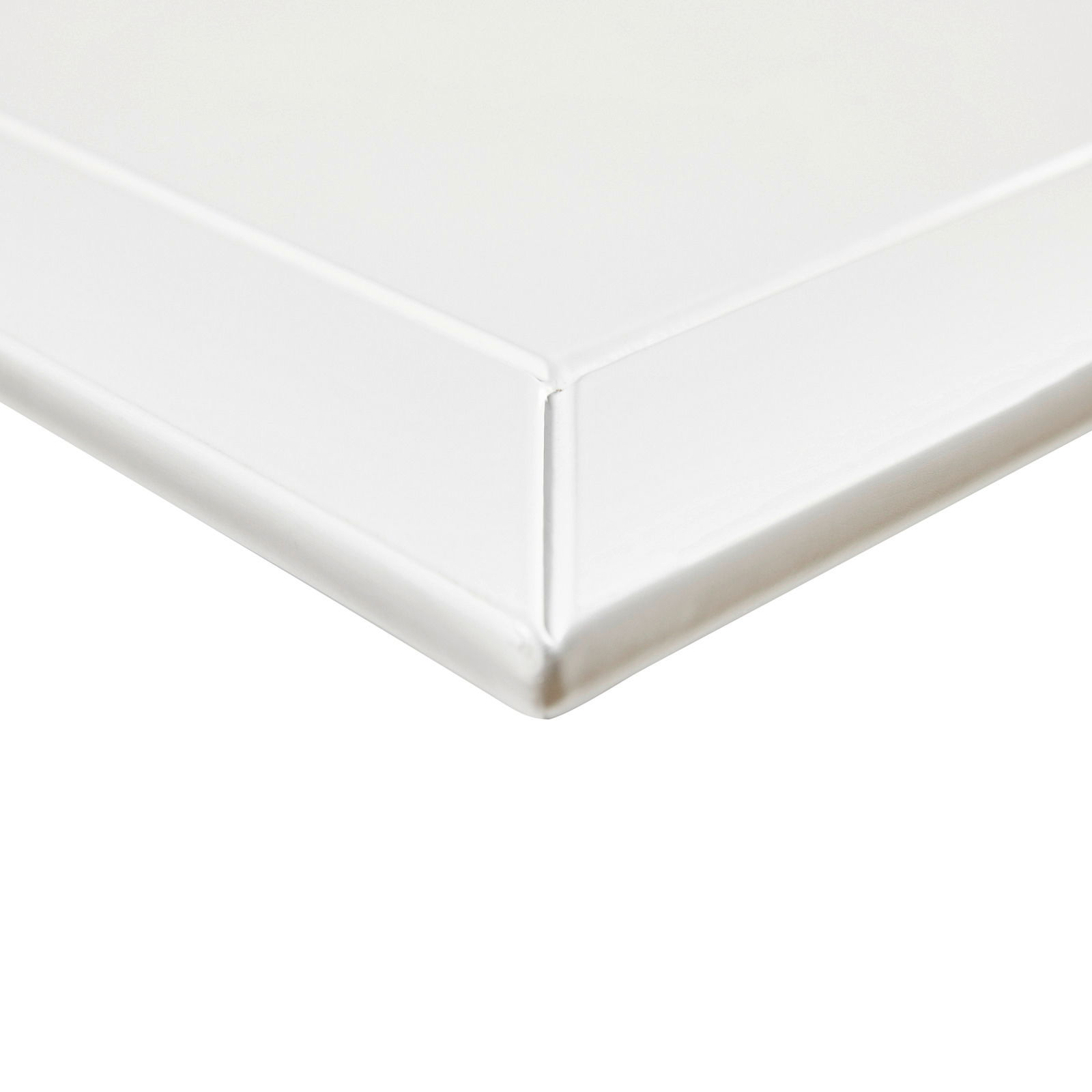 Nahaufnahme eines weißen Wandboards mit glatter Oberfläche und abgerundeten Kanten, perspektivisch von der Ecke aufgenommen.